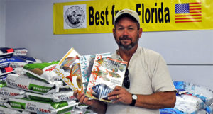 Morris Little shows off AMAZONAS Magazine at the FTFFA Co-op Shop. Yes, America's Tropical Fish Farmers read AMAZONAS!