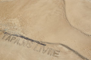 Greenpeace activists and Munduruku Indians use stones to form the Tapajós Free phrase on a sandy beach on the banks of the eponymous river, near the city of Itaituba, in Pará. The protest, which was attended by about 60 Mundurukú, It occurred in the region where the government plans to build the first of a series of five dams in the Tapajós basin. (Photo Greenpeace / Marizilda Cruppe 11/26/2014) - CC BY 2.0 via Fllckr
