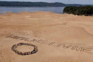 Greenpeace activists and Munduruku Indians use stones to form the Tapajós Free phrase on a sandy beach on the banks of the eponymous river, near the city of Itaituba, in Pará. The protest, which was attended by about 60 Mundurukú, It occurred in the region where the government plans to build the first of a series of five dams in the Tapajós basin. (Photo Greenpeace / Marizilda Cruppe 11/26/2014) - CC BY 2.0 via Fllckr