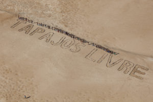Greenpeace activists and Munduruku Indians use stones to form the Tapajós Free phrase on a sandy beach on the banks of the eponymous river, near the city of Itaituba, in Pará. The protest, which was attended by about 60 Mundurukú, It occurred in the region where the government plans to build the first of a series of five dams in the Tapajós basin. (Photo Greenpeace / Marizilda Cruppe 11/26/2014) - CC BY 2.0 via Fllckr