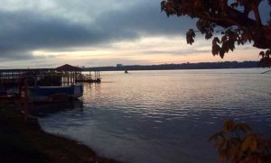 The Tapajós River flows undammed for hundreds of miles through the heart of the Amazon. Photo by Edinilson Barrozo Ramos licensed under the Creative Commons Attribution-Share Alike 4.0 International license